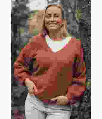 Mathildegenseren med v-hals og fletter - Strikkia 2021-007