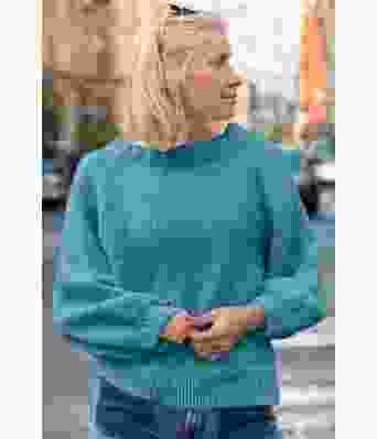 Cozy everyday sweater i lys turkis - Strikkia 2022-002-328