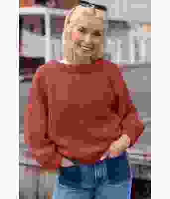 Cozy everyday sweater i lys burgunder - Strikkia 2022-002-355