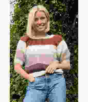 Kortermet Elisegenser i bruntoner - Strikkia 2022-027A