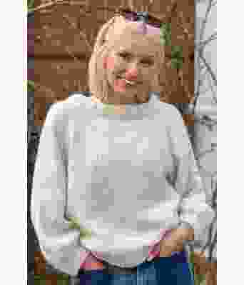 Cozy everyday sweater i naturhvit - Strikkia 2022-02D