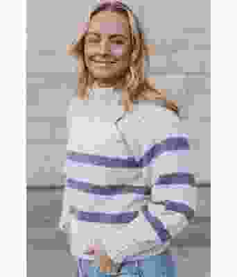 Hvit Bordeaux sweater med blå striper - Strikkia 2023-001 300-323