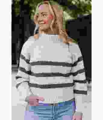 Hvit Bordeaux sweater med jeansblå striper - Strikkia 2023-001 300-327