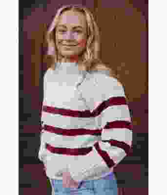 Hvit Bordeaux sweater med røde striper - Strikkia 2023-001 300-360
