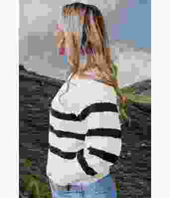 Naturhvit Bordeaux sweater med koksgrå striper - Strikkia 2023-001 302-317