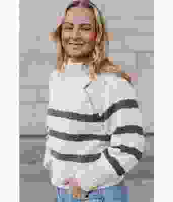 Naturhvit Bordeaux sweater med jeansblå striper - Strikkia 2023-001 302-327