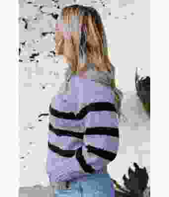 Lyseblå Bordeaux sweater med svarte striper - Strikkia 2023-001 320-303