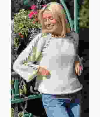 Sorbonne stitch genseren i naturhvit med brune stitch - Strikkia 2023-015-302AC