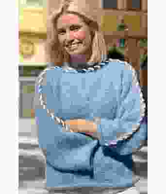 Lyseblå Sorbonne stitch genser med hvit kontrast - Strikkia 2023-015-320300