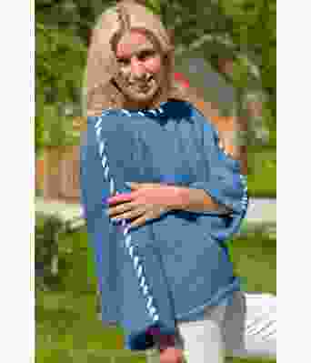 Blå Sorbonne stitch genser med hvit kontrastsøm - Strikkia 2023-015-323300