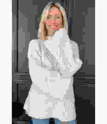 Quintessentially aran genser i naturhvit - Strikkia 2023-021-302B