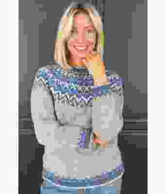 Lysegrå islandur genser med blått mønster - Strikkia 2023-022-512B