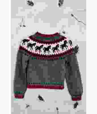 Grønn hestegenser til barn med rød detaljer - Strikkia 2023-027-534560