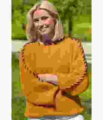 Okergul Sorbonne stitchgenser med brun kontrast - Strikkia 2023-345308