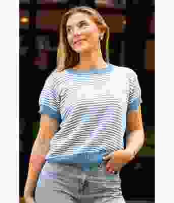 På sjøen topp blå/hvit - Strikkia 2024-020A