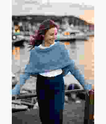 Eyelet skjerfgenser i lys jeansblå - Strikkia 2024-035-326