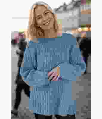 Easygoing sweater i lys jeansblå - Strikkia 2024-036-326