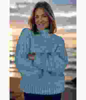 Big and cozy brioche genser i lys jeansblå - Strikkia 2024-037-326