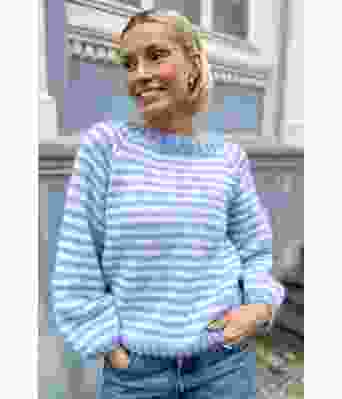 Slender stripes i lyseblå/hvit - Strikkia 2024-045-300320