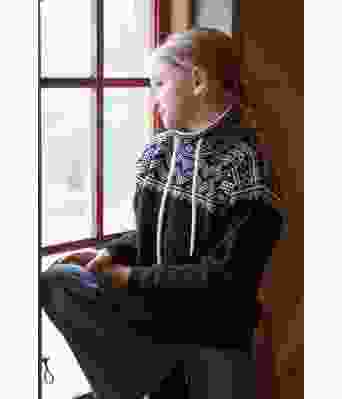 Svart Setesdalsgenser med-snøring i halsen til jente Inti - Viking 2106-09