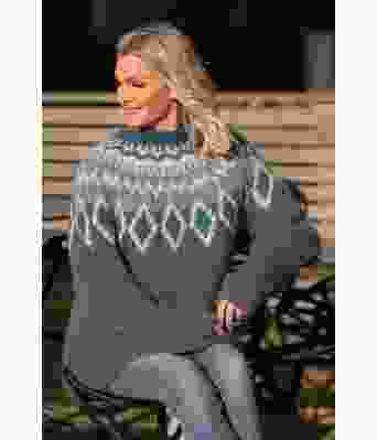 Tia genser med rundfelling Kathrine Sørland - Viking 1910-07