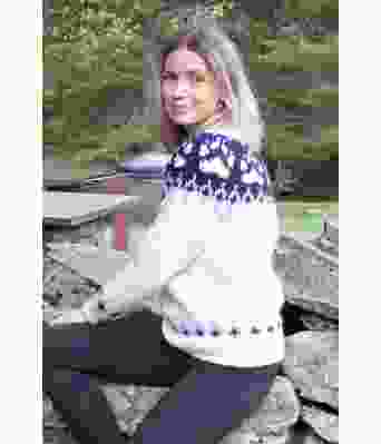 Naturhvit villmarksgenser med blå poter - Linka Neumann design VGHG0009B