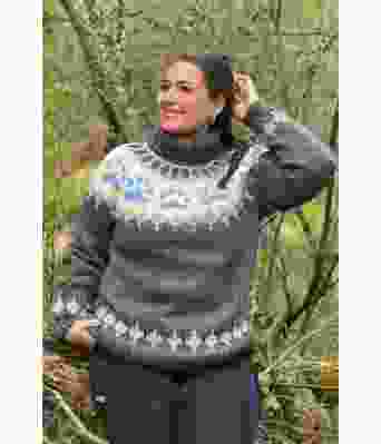 Mørkegrå villmarksgenser med lyseblått potemønster - Linka Neumann design VGHG0010D