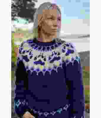 Marineblå villmarksgenser med blått mønster - Linka Neumann design VGHG0037