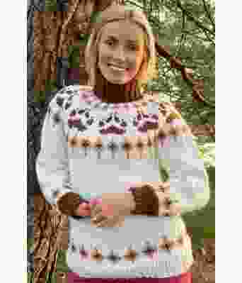 Naturhvit villmarksgenser med brunt mønster - Linka Neumann design VGHG0039