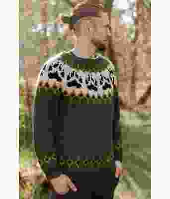 Mørkegrønn villmarksgenser med beige og sort mønster - Linka Neumann design VHGH0040