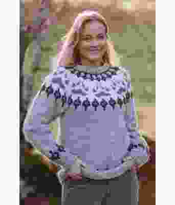 Grå villmarksgenser med blått mønster - Linka Neumann design VGHG0041