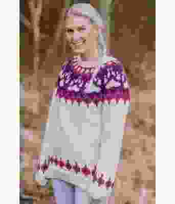 Naturhvit villmarksgenser med lilla mønster - Linka Neumann design VGHG0046