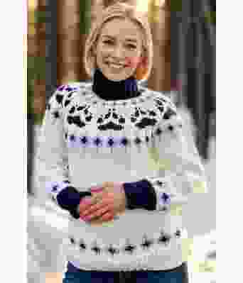 Naturhvit villmarksgenser med blått mønster - Linka Neumann design VGHG0052