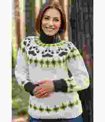 Naturhvit villmarksgenser med grønt mønster - Linka Neumann design VGHG0054