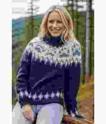 Marineblå villmarksgenser med lyseblått mønster - Linka Neumann design VGHG0058