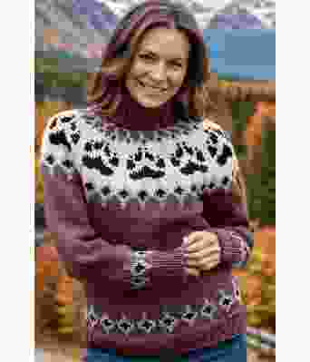 Brun villmarksgenser med natur og svart mønster - Linka Neumann design VGVG0017