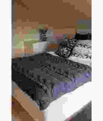 Bredde                                                                                  
96 cm 
Lengde                                                                                
150 cm   
GARN: Snorre (100 % Highland Merino Ull), nøster à 100 g 
