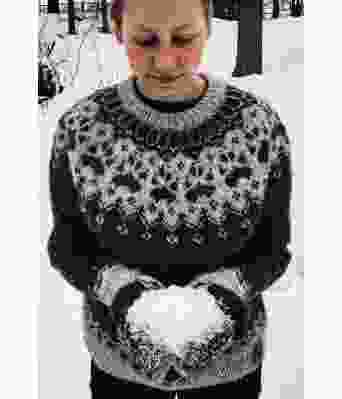 Winterfox grå islandsk strikkegenser med ulvepoter